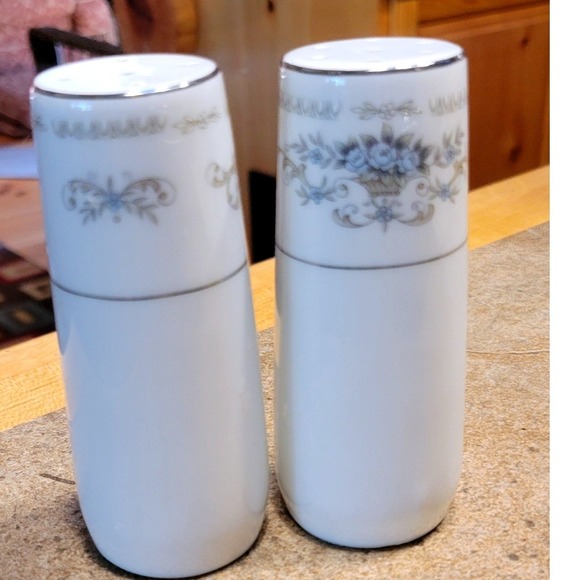 Vintage Diane Porcelain Salt Pepper Shakers Floral Blue Silver Trim Tableware - Picture 5 of 5